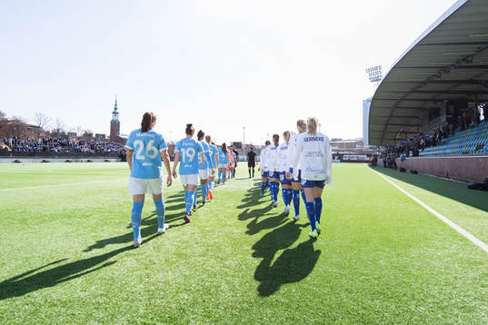 Båda lagen går in på planen