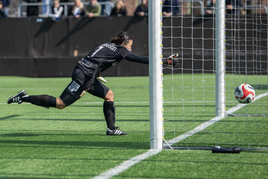 IFK Göteborgs Målvakt Johanna Henriksson släpper in ett