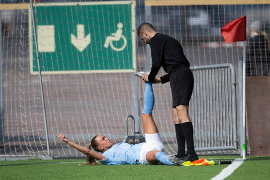 Malmö FFs Elin Björklund får hjälp med kramp av