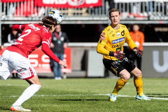 Degerfors målvakt Sondre Lovseth Rossbach ser Gustav