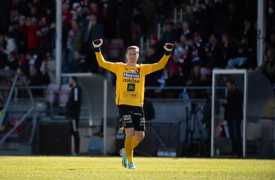 Degerfors målvakt Sondre Lovseth Rossbach jublar