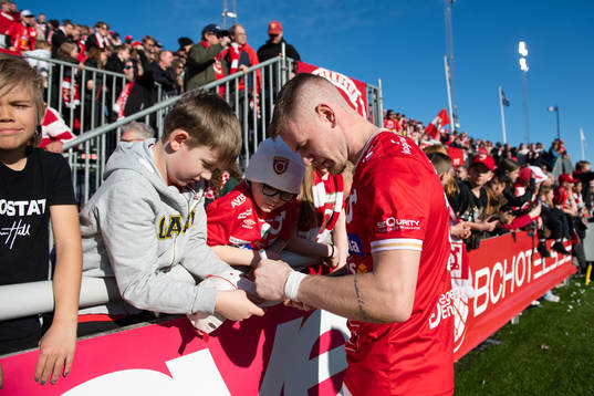 Degerfors Rasmus Örqvist skriver autografer åt Degerfors