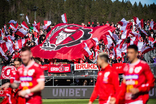 Degerfors supportar innan fotbollsmatchen i Allsvenskan