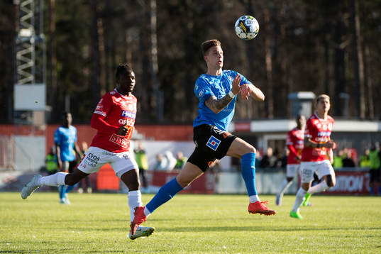Degerfors Fortune Akpan Bassey och Halmstads Gabriel