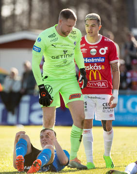 Halmstads Gustav Friberg , målvakt Malkolm Nilsson