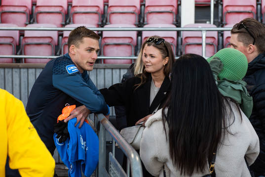 Halmstads Villiam Granath pratar med supportar
