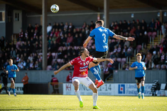 Degerfors Dijan Vukojevic och Halmstads Gabriel Wallentin