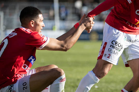 Degerfors Elyas Bouzaiene får hjälp upp av Gustav Granath