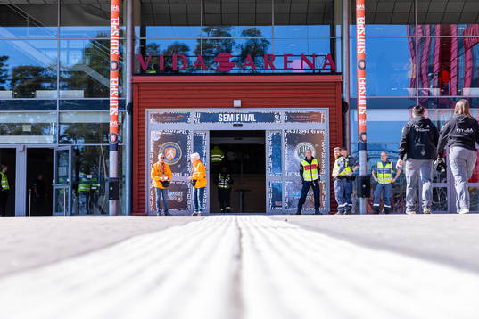Exteriör vy av Vida arena före semifinal fem i SHL mellan