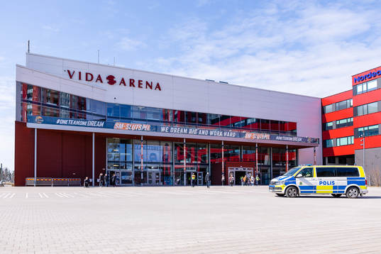 Exteriör vy av Vida arena med polisbil före semifinal fem