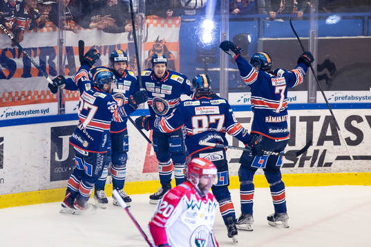 Växjös Tobias Rieder jublar med lagkamrater