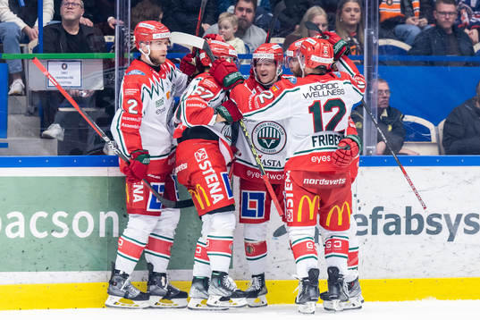 Frölundas Filip Hasa jublar med lagkamrater