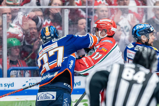 Växjös Glenn Gustafsson och Frölundas Erik Borg i bråk