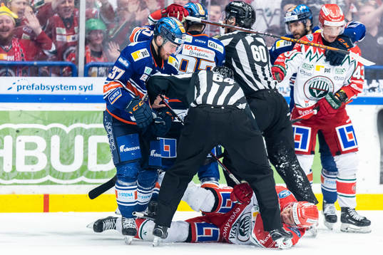 Växjös Glenn Gustafsson och Frölundas Erik Borg i bråk