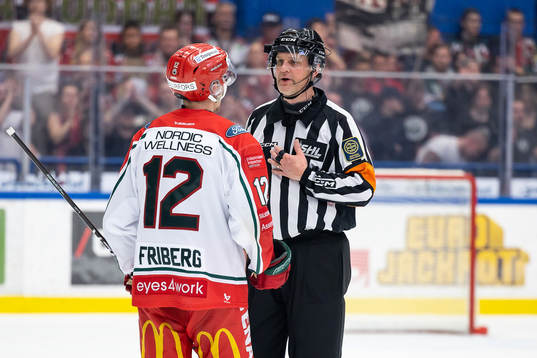 Frölundas Max Friberg och Domare Mikael Nord