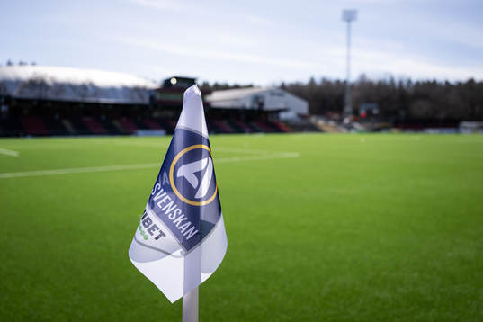 Allsvenskans logo på en hörnflagga