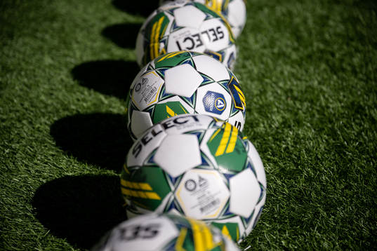 Fotbollar på konstgräs