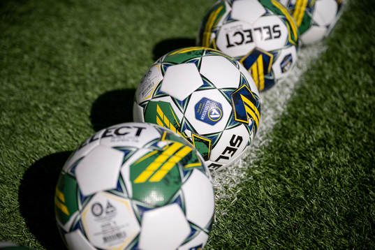 Fotbollar på konstgräs