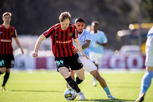 Brommapojkarnas Tim Waker och Malmö FFs Sergio Pena
