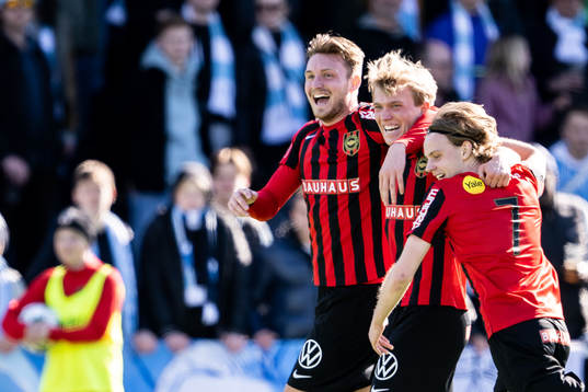 Brommapojkarnas Alexander Jensen jublar med lagkamrater