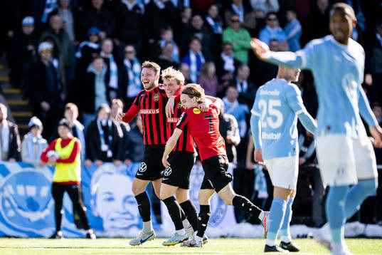 Brommapojkarnas Alexander Jensen jublar med lagkamrater