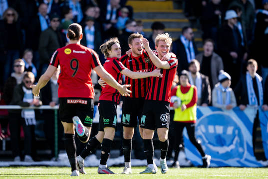 Brommapojkarnas Alexander Jensen jublar med lagkamrater
