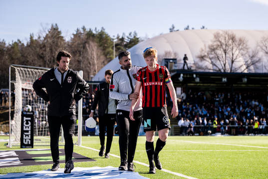 Brommapojkarnas Gustav Sandberg Magnusson lämnar planen