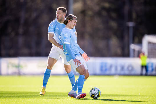 Malmö FFs Anton Tinnerholm och Sebastian Nanasi kolliderar