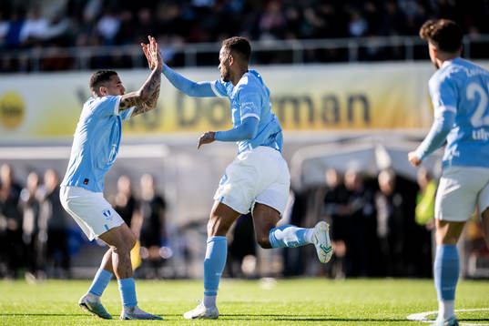 Malmö FFs Isaac Kiese Thelin jublar med Sergio Pena