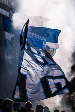 Malmö FFs supportrar med flaggor