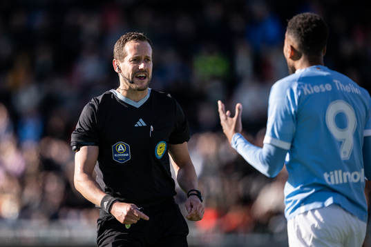 Domare Victor Wolf och Malmö FFs Isaac Kiese Thelin