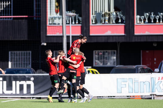 Brommapojkarnas Alexander Jensen jublar med lagkamrater