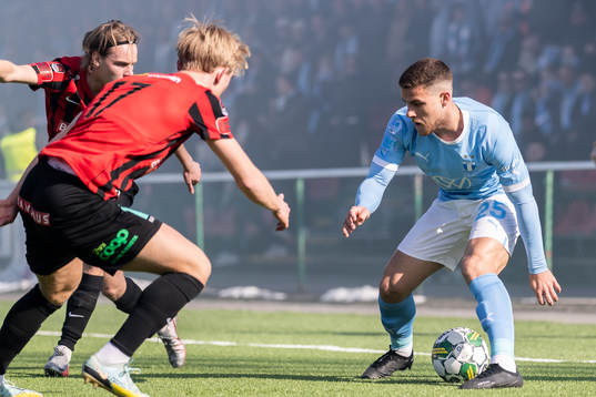 Malmö FFs Gabriel Busanello mot Brommapojkarnas Alexander