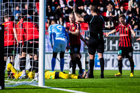 Brommapojkarnas målvakt Oscar Linnér har ont