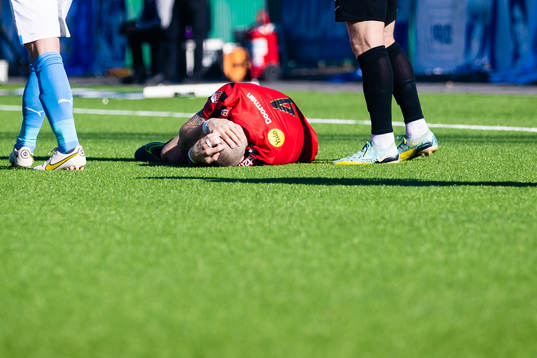 Brommapojkarnas Amadeus Sögaard har ont