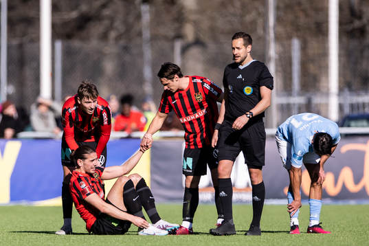 Brommapojkarnas Nikola Vasic har ont