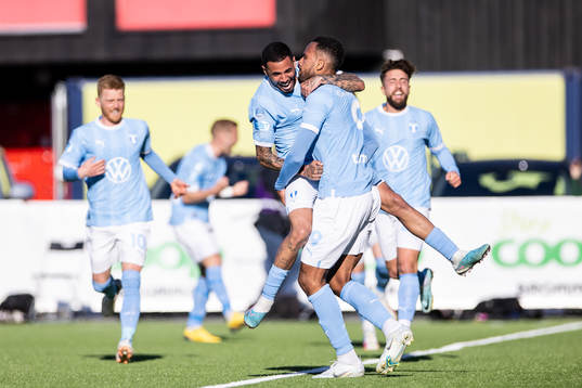 Malmö FFs Isaac Kiese Thelin jublar med Sergio Pena