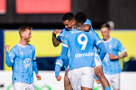 Malmö FFs Isaac Kiese Thelin jublar med lagkamrater
