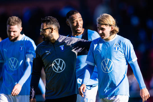 Malmö FFs Sebastian Nanasi (h) med fysioterapeut Roem