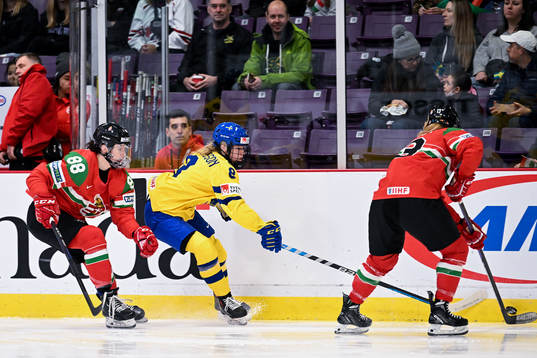 Hilda Svensson of Sweden against Petra Szamosfalvi and