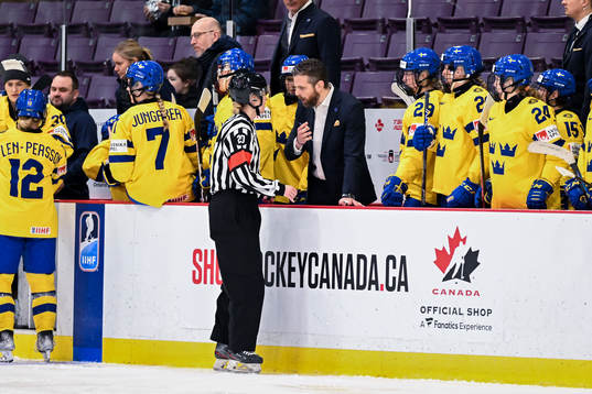 Head coach Ulf Lundberg speaks with a referee