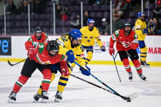 Hayley Williams of Hungary and Hanna Thuvik of Sweden