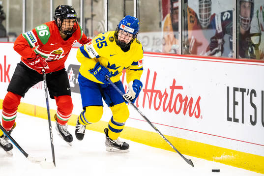 Sarah Knee of Hungary and Lina Ljungblom of Sweden