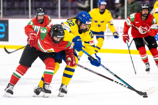 Hayley Williams of Hungary and Hanna Thuvik of Sweden