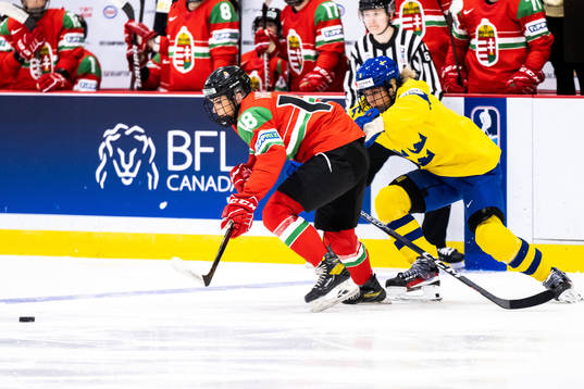 Alexandra Huszak of Hungary and Josefine Holmgren of Sweden