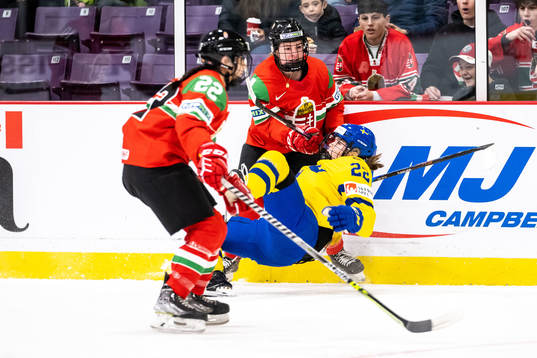 Taylor Baker of Hungary and Hanna Thuvik of Sweden