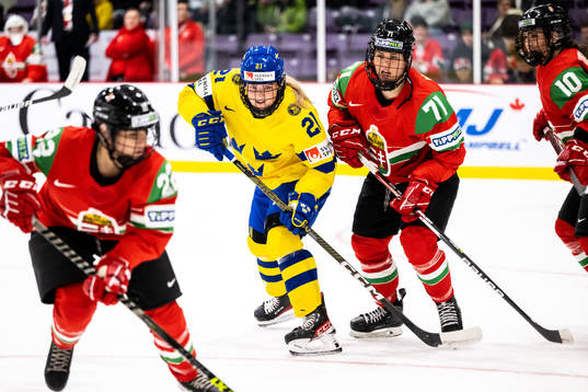 Lova Blom of Sweden and Fruzsina Mayer of Hungary
