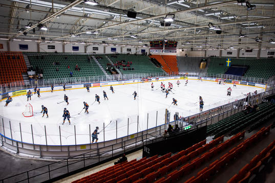 Djurgårdens och Örebros spelare på uppvärmningen