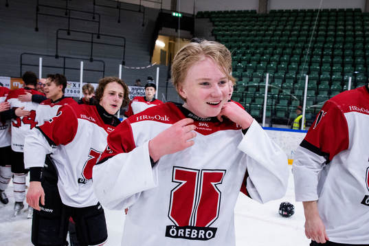Örebros Liam Danielsson jublar