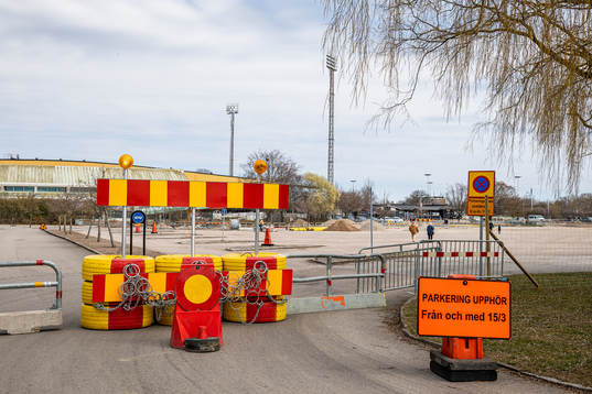 Förbudsskyltar vid entrén till parkeringsplatsen utanför